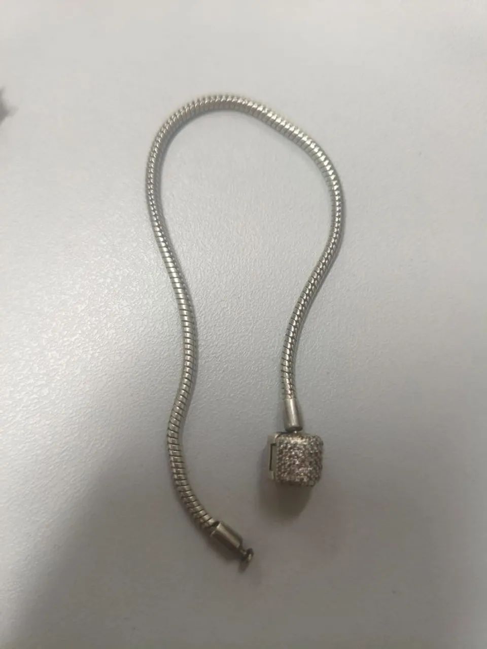 Pandora com berloque e fecho ant furto 