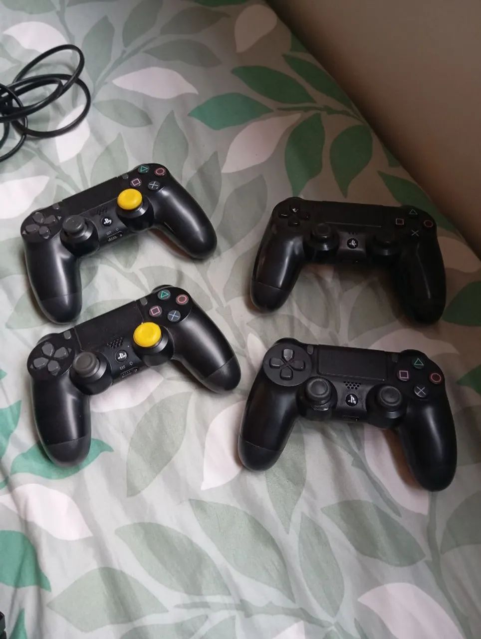 PS4 COM 4 CONTROLES - Foto 3