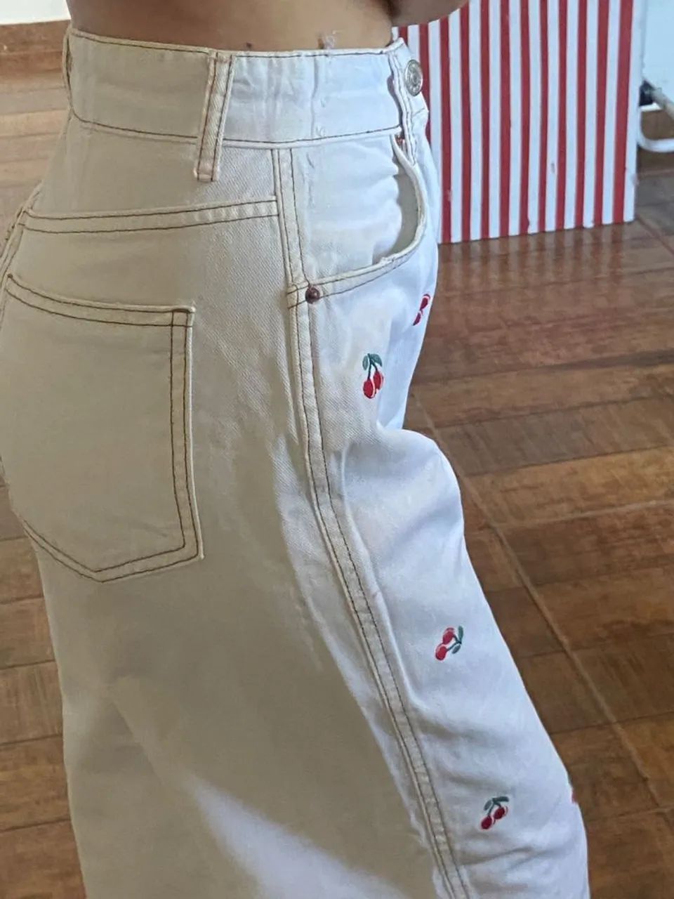 Calça wide leg branca estampada com cereijinhas - Foto 2