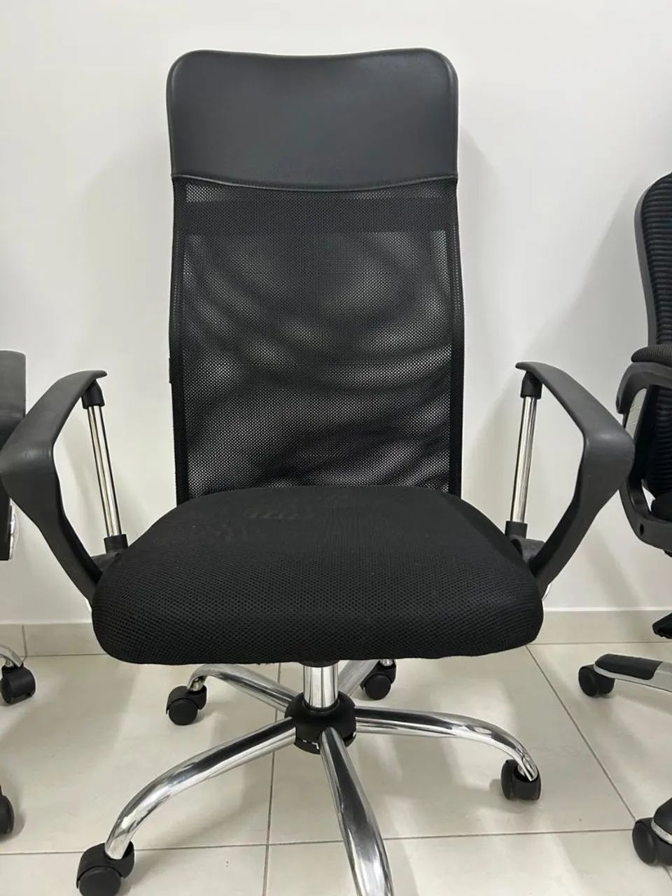 Cadeira de escritório Executiva.  Preço unitário.  Temos três und. Disponíveis. 