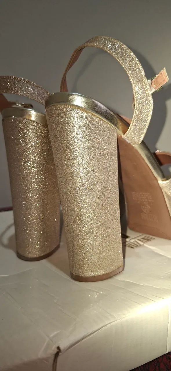 SANDÁLIA DOURADA COM GLÍTER VIZZANO  - Foto 3