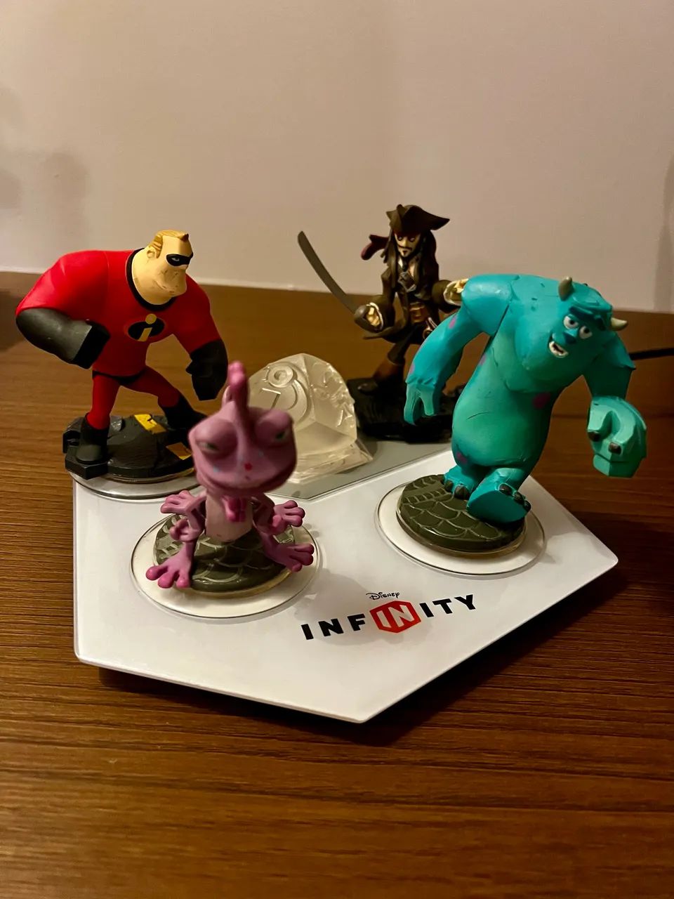 Kit Disney Infinity Com 4 Bonecos E Base Original
