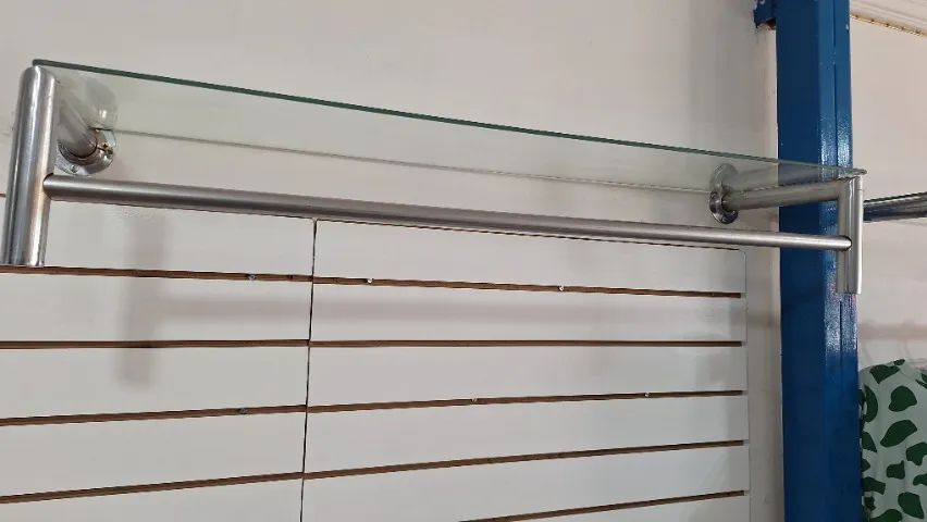 Arara de parede em L com vidro expositor - Foto 2