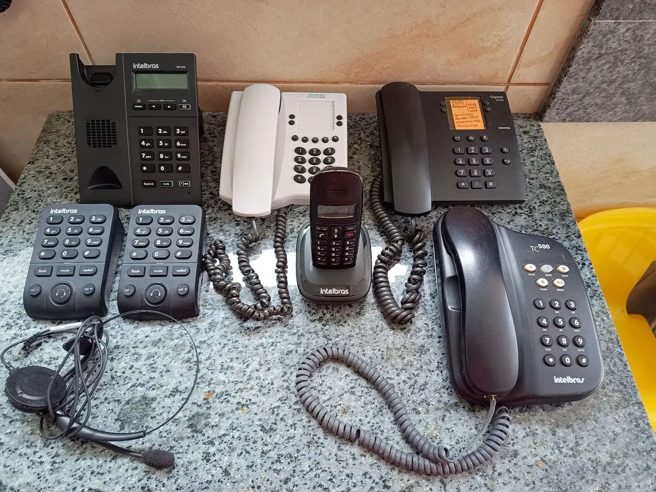 Vendo lote com 16 telefones funcionando, tem modelos diferentes, 13 completos 3 sem cabos. - Foto 3