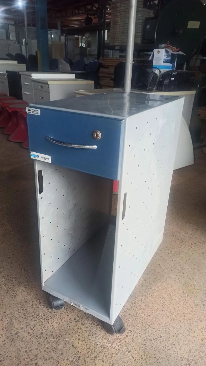 Gaveteiro de aço com Suporte para CPU