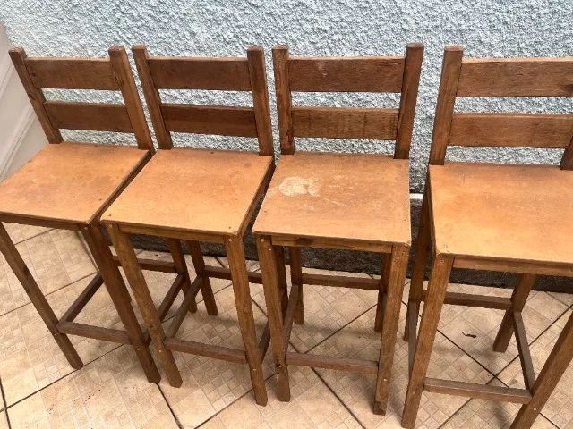 Vendo 4 banquetas altas de madeira