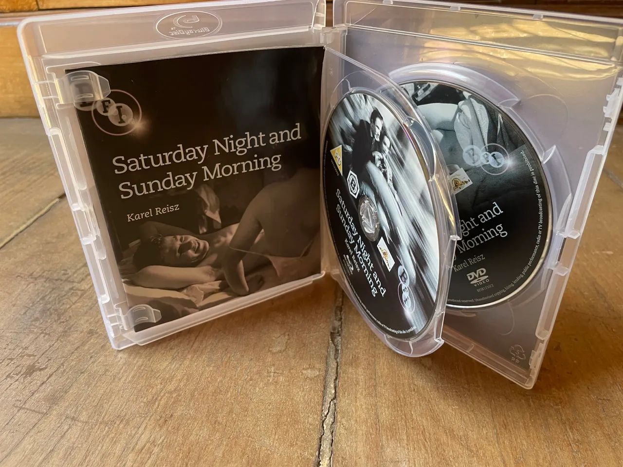 DVD+Blu-ray Saturday Night, Sunday Morning importado - Foto 3