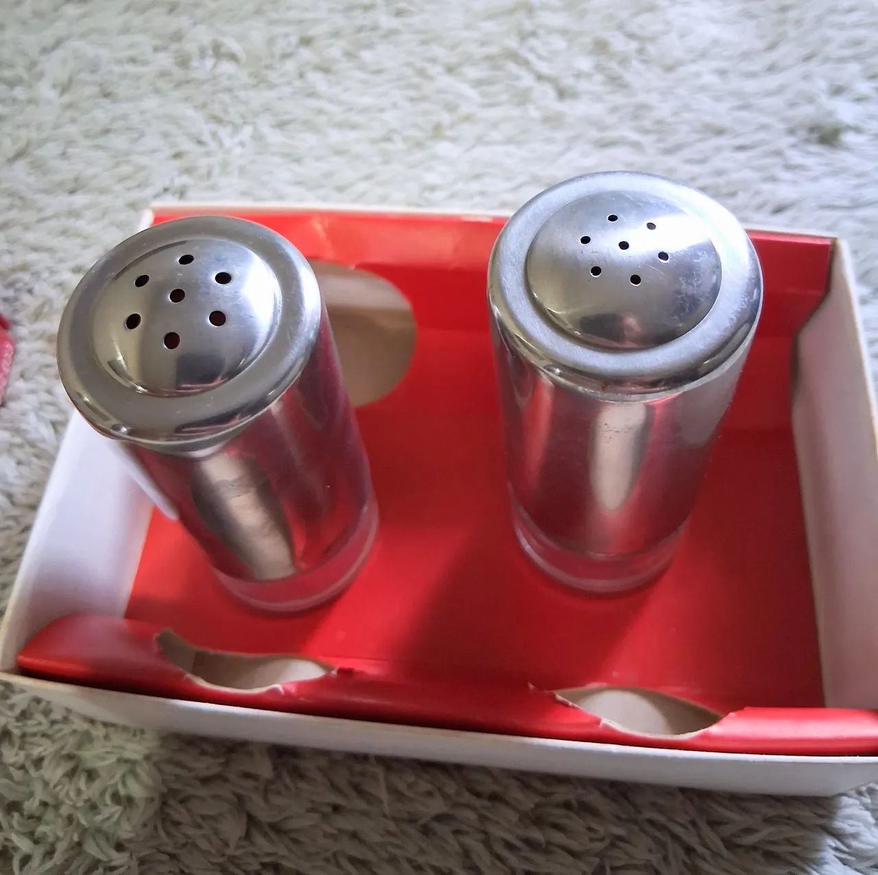 Vendo conjunto antigo de saleiro e pimenteiro de vidro e aco inox 