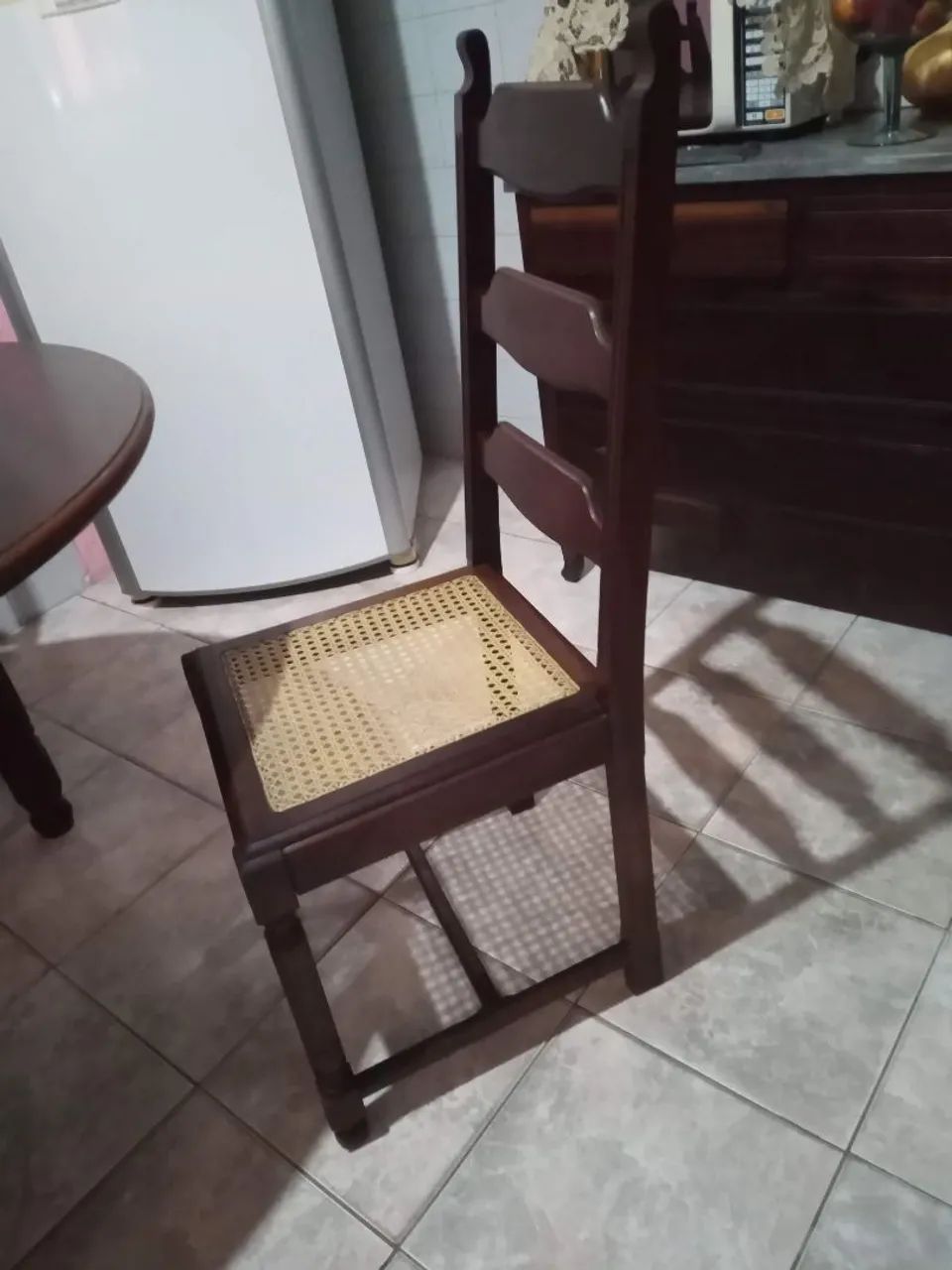 Mesa de jantar com cadeiras madeira nobre - Foto 5