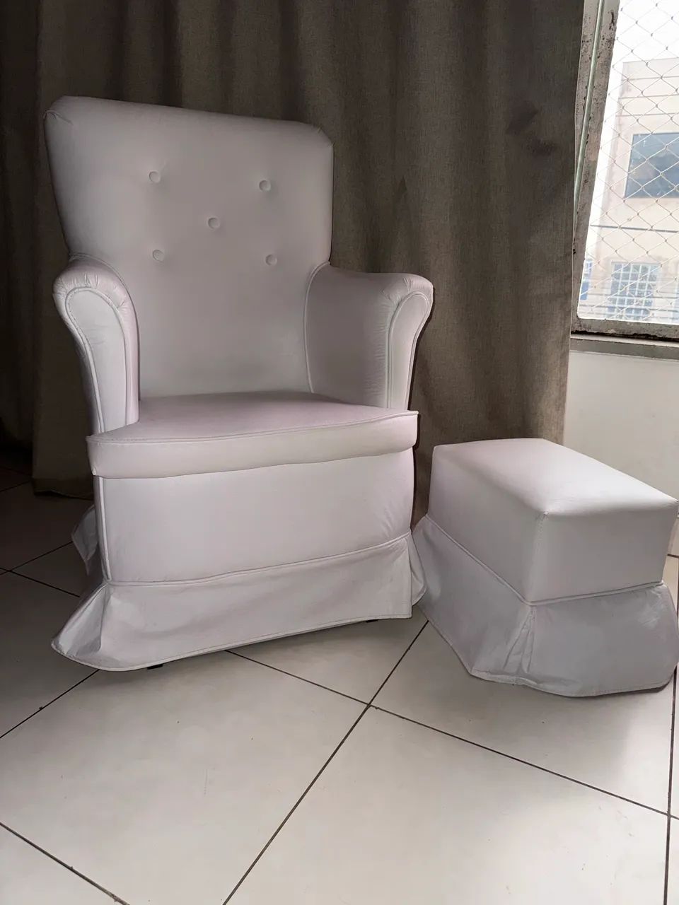 Poltrona de Amamentação Aconchego com Balanço Branco  (Acompanha puff)  - Foto 3
