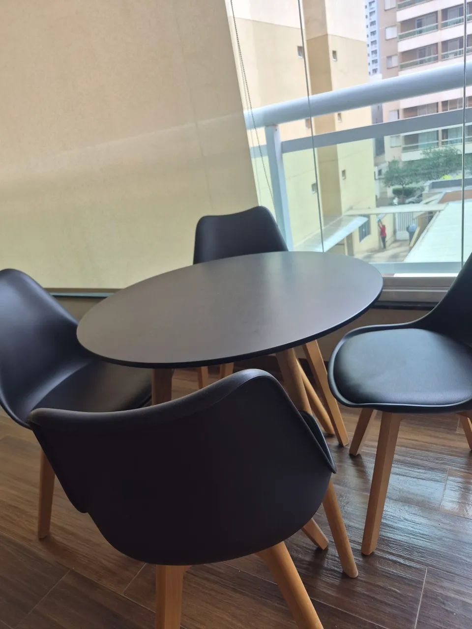 Vendo conjunto de mesa com 4 cadeiras modelo Leda - Foto 2