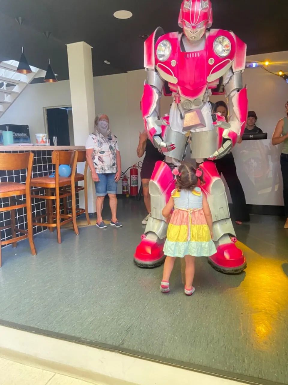 Personagem vivo Bumblebee Rosa animação  - Foto 4