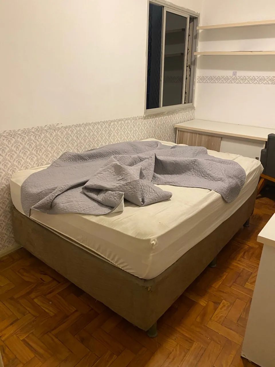 cama de casal confortável e espaçosa