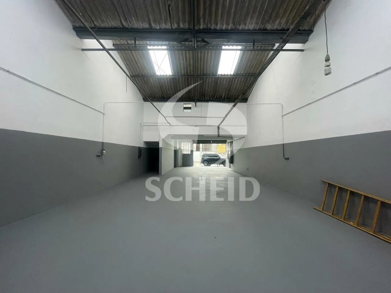 Galpão a venda de 360,00m² útil, com 6 vagas no Vila Mira