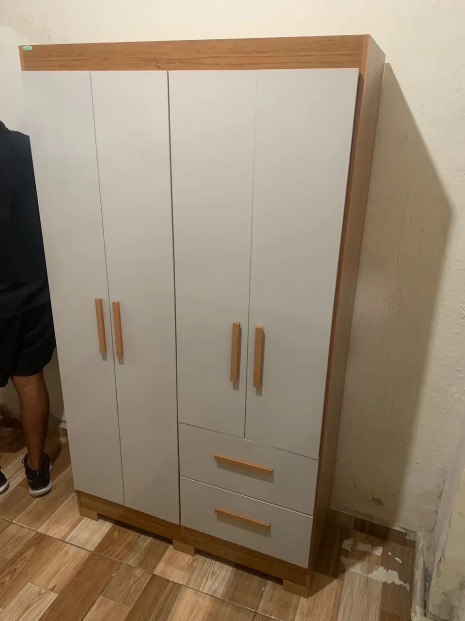 Guarda roupa solteiro 4 portas 2 gavetas 