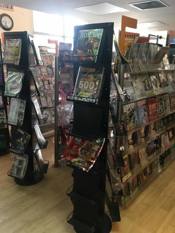 Prateleiras em Inox e acrílico, expositor em mdf com vidro - Foto 2