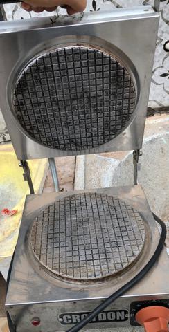 Máquina para casquinha/cascão croydon semi usada
