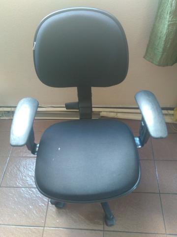 Vendo Cadeira Preta de Rodinhas Modelo Lucarelli