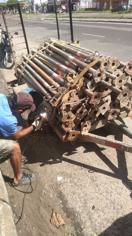 Temos escoras metálicas 