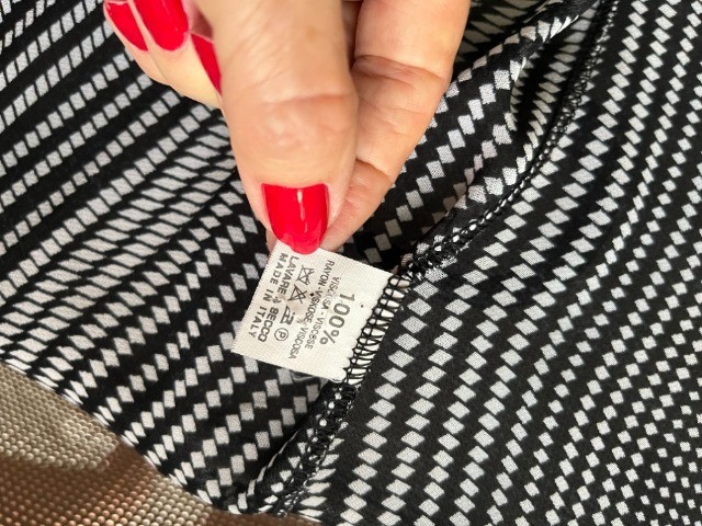 Camisa de Alfaiataria preta e branco com punhos e gola branca usada - Foto 4