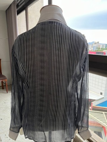 Camisa de Alfaiataria preta e branco com punhos e gola branca usada - Foto 2
