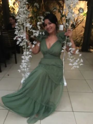 Vestido festa verde ombro fru fru marca LORETA - Foto 2