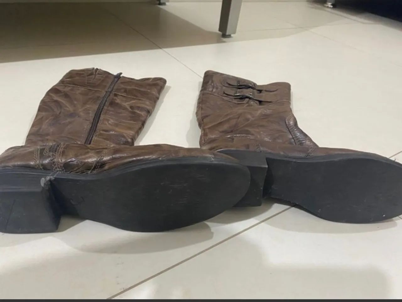 Bota em COURO LEGÍTIMO tam 35 - Foto 3