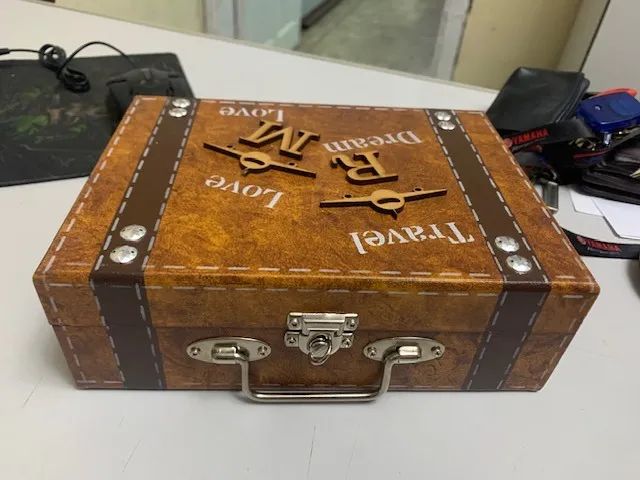 caixinha de madeira tamanho aprox 20 por 15 cm por 6 cm 