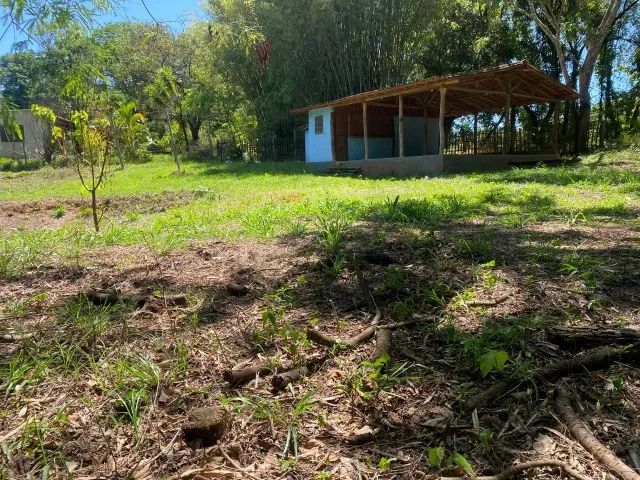 Chácara 1.350 m² com um cômodo e córregos nos fundos Jaboticatubas.