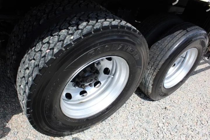VW 24-250 Constellation / vw 24250 - Ano 2013 / Pouco Rodado / Único Dono - Foto 2