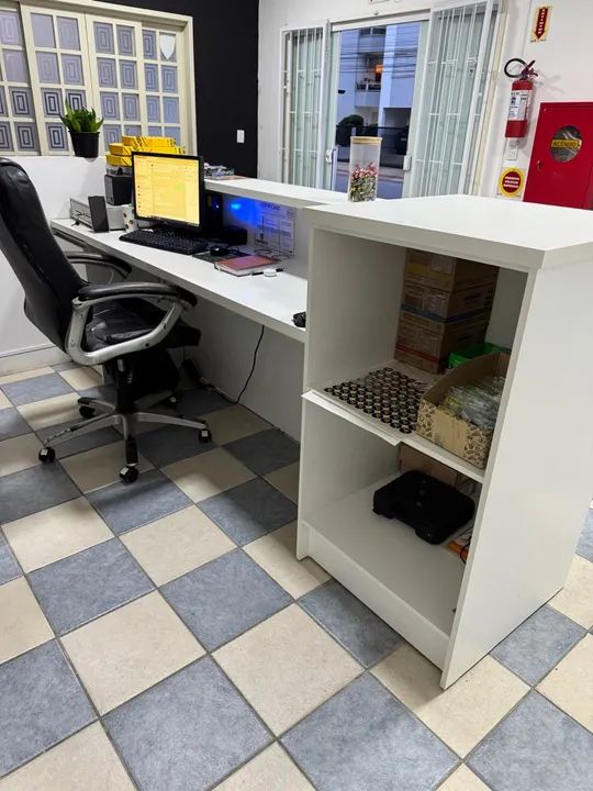 Balcão atendimento branco com Prateleiras - ótimo estado