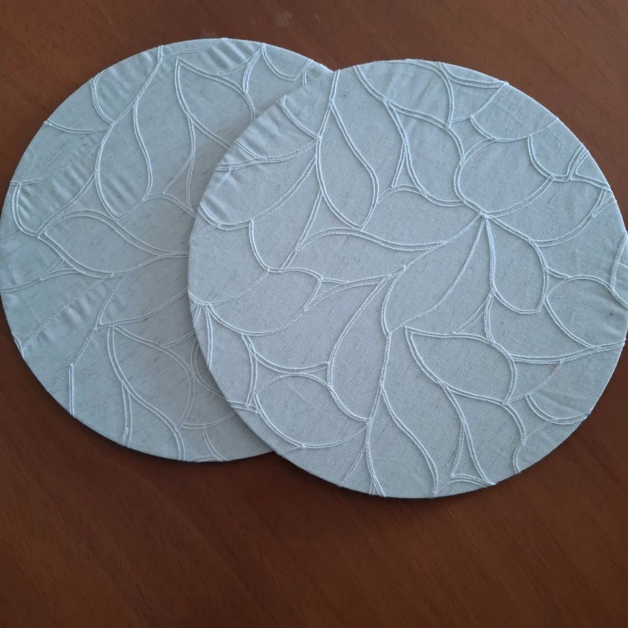 2 Sousplat Bordados com Design Floral