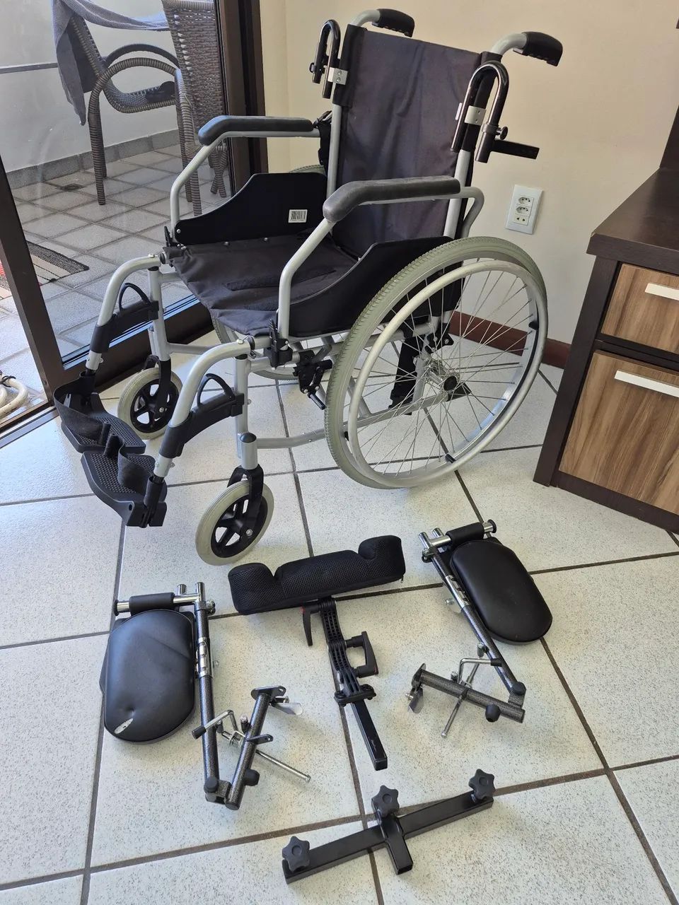 Cadeira de Rodas em Alumínio Dobrável com Acessórios