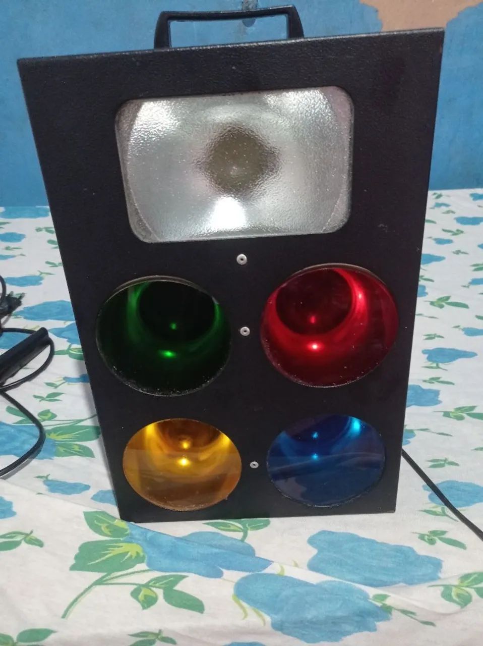 Iluminador de palco com 4 cores
