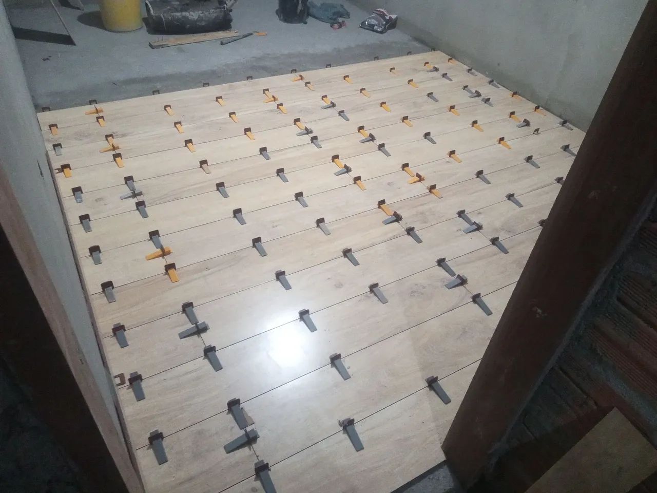 Pisos e azulejos cerâmicos e porcelanatos  - Foto 4