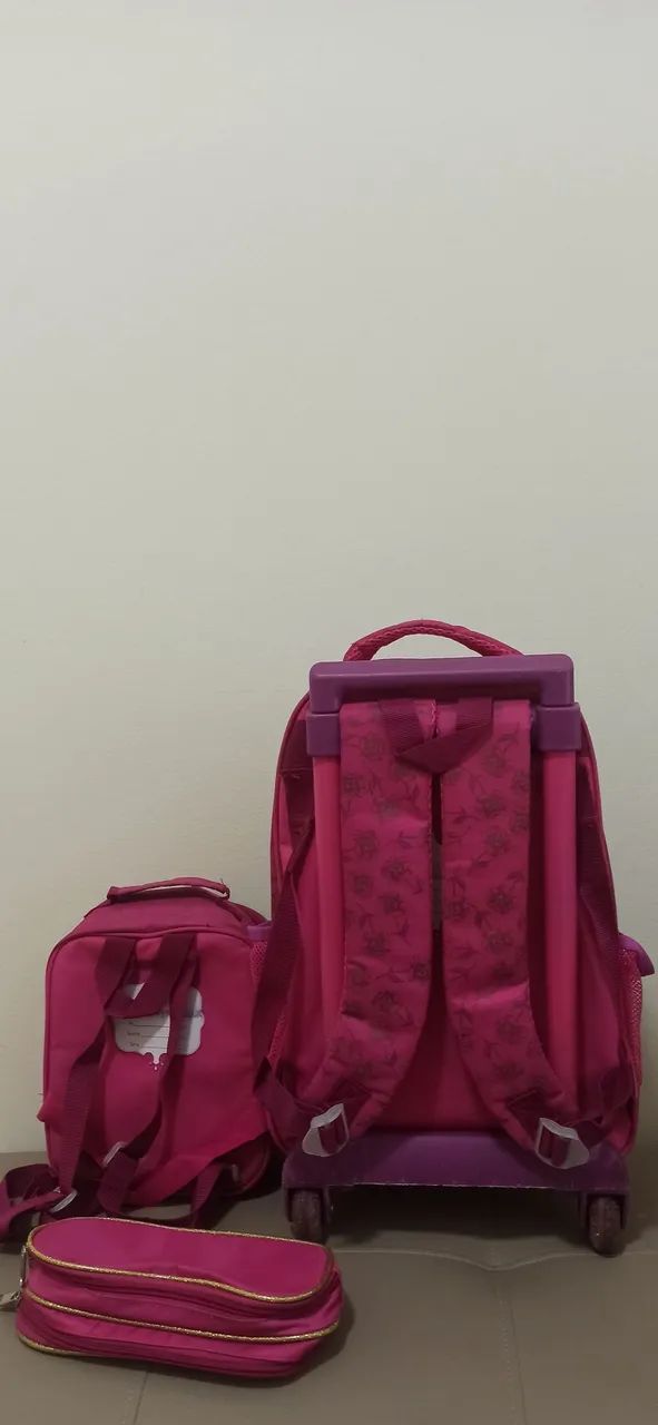 Mochila infantil escolar com rodinh tema  princesa  - Foto 3