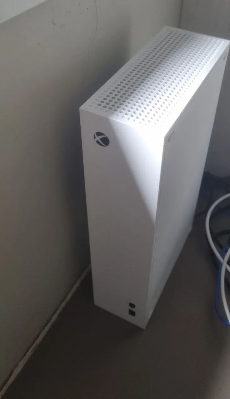 Xbox Series S + 2 Controllers