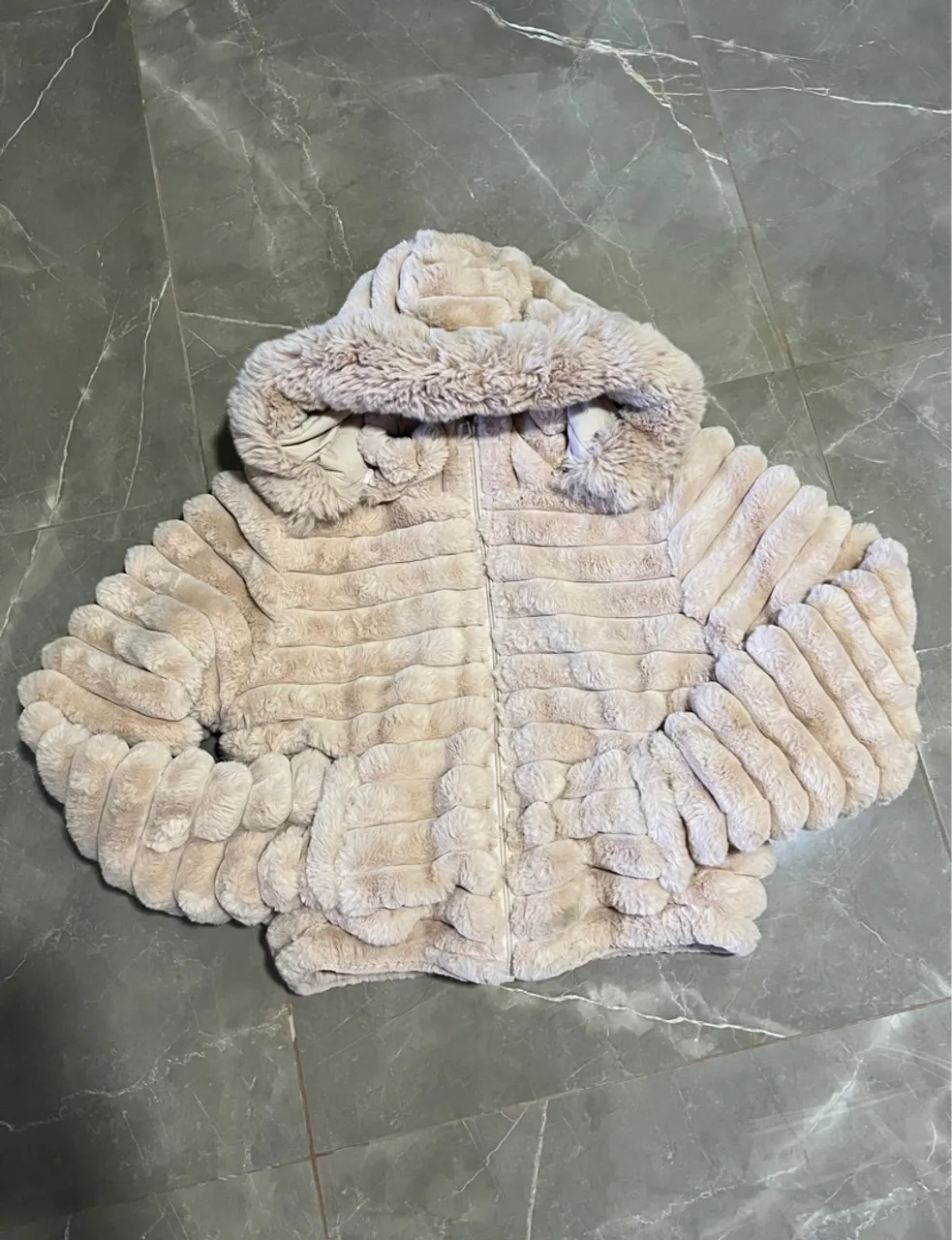 Casaco de pelúcia com capuz - Conforto e estilo!