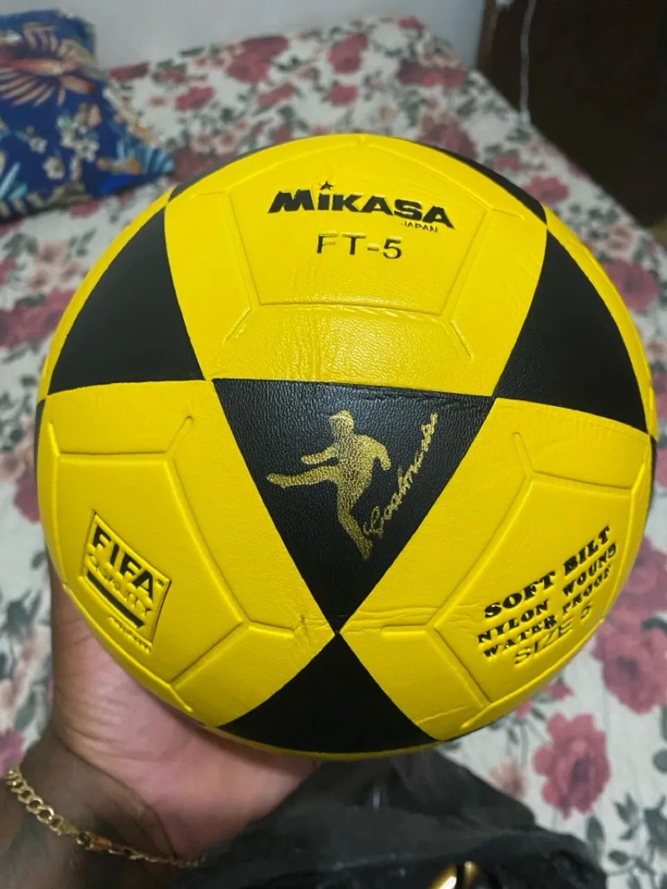 Bola de Futebol Mikasa FT-5 Amarela e Preta - Foto 5