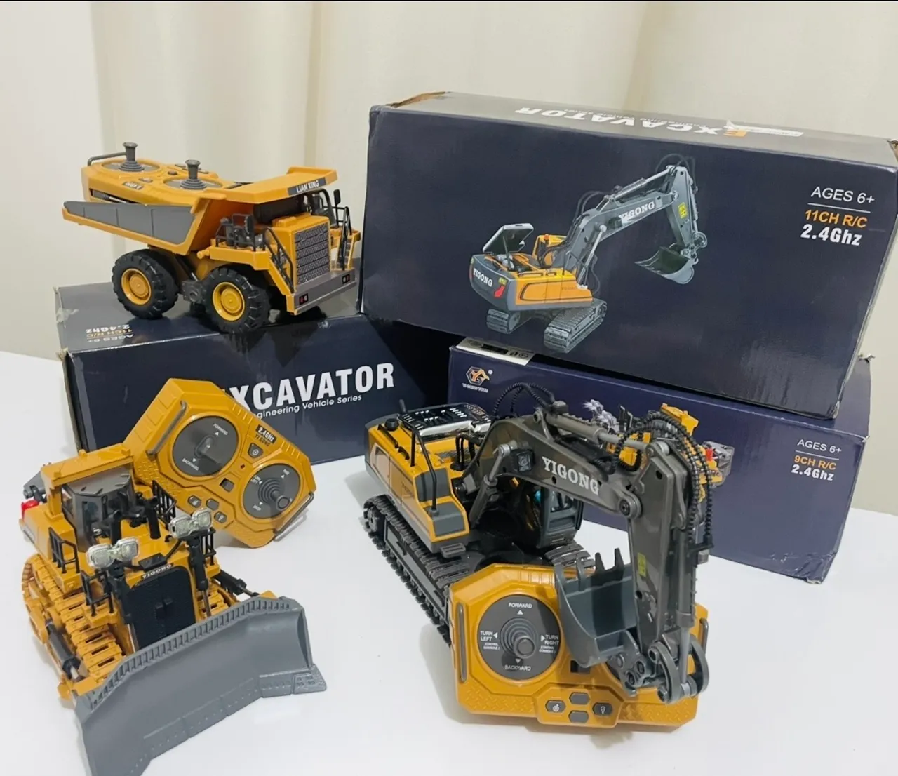 Brinquedo Retroescavadeira RC, Controle remoto 11 Comandos - Iluminação e Sons Incríveis!