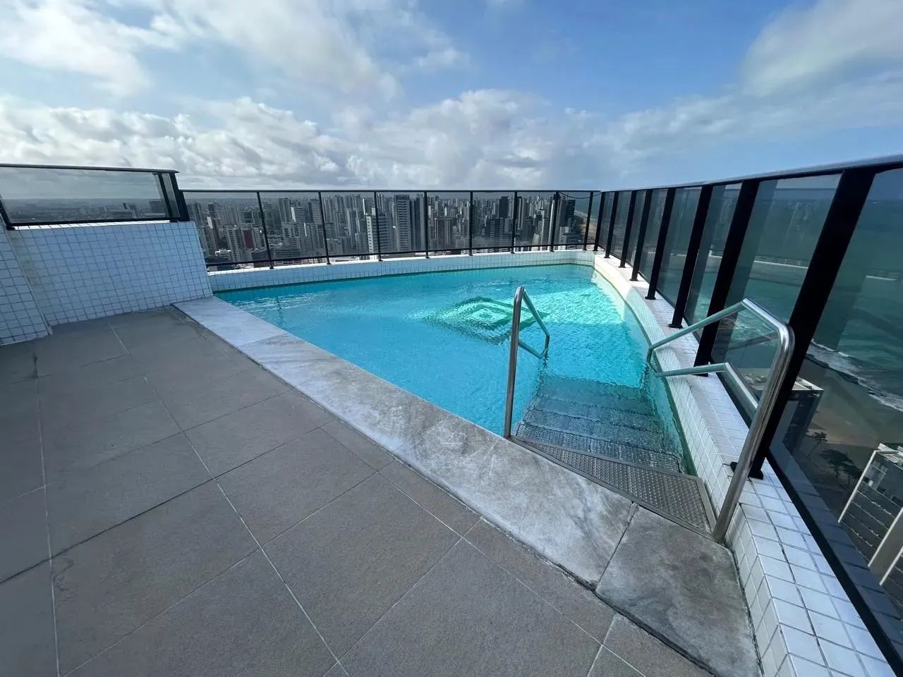 Alugo apartamento mobiliado com dois quartos com vista mar - Foto 5