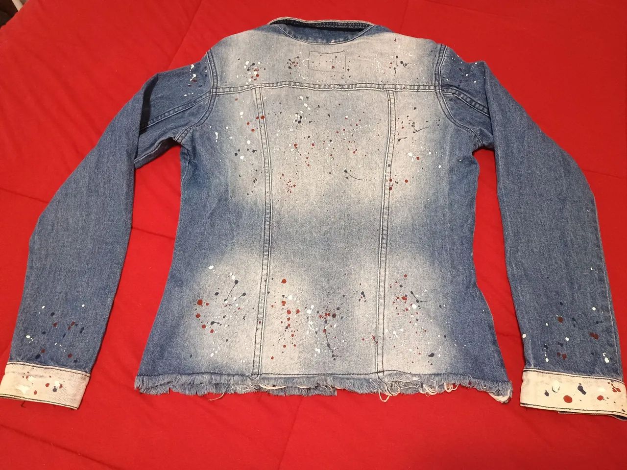 Jaqueta Jeans Customizada com Detalhes de Tinta - Foto 2