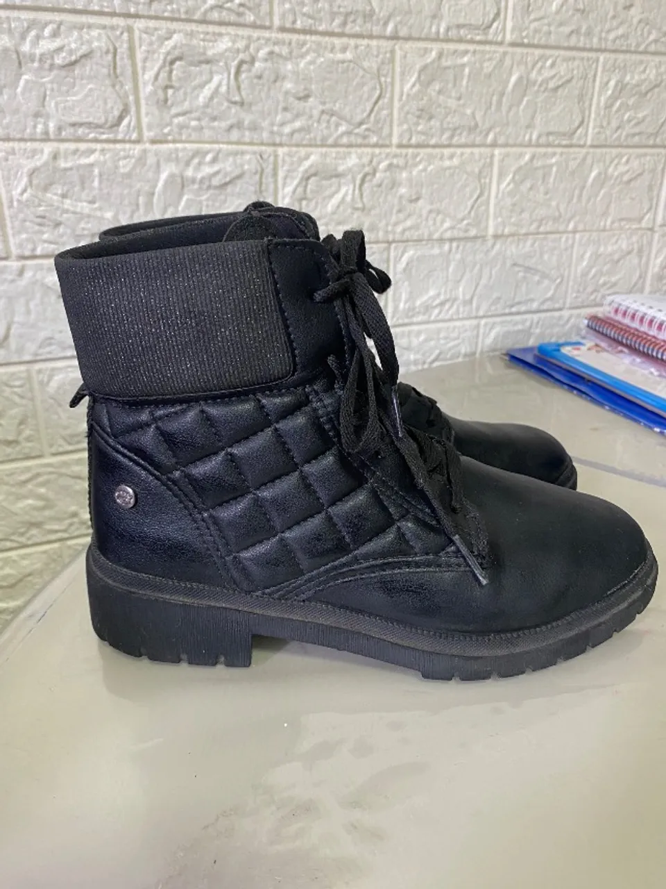 Bota infantil semi nova usada apenas 5 vezes