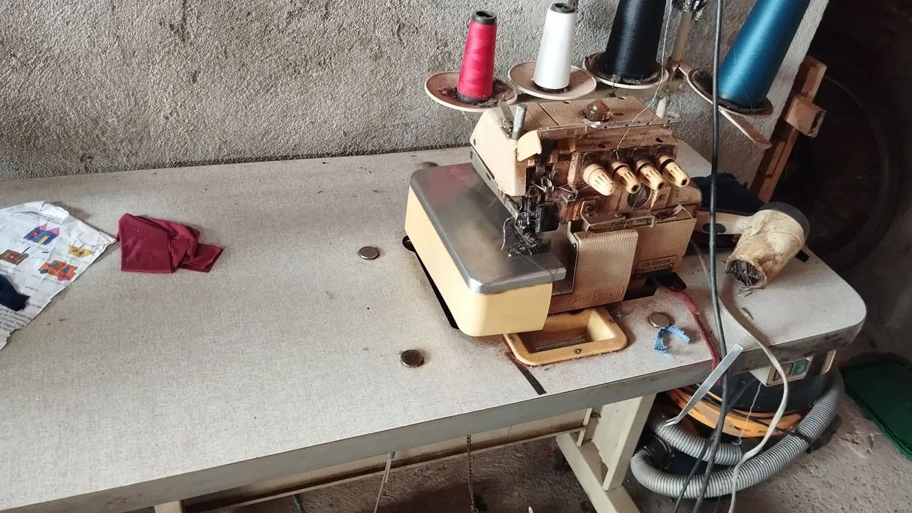 máquina de costura overloque 