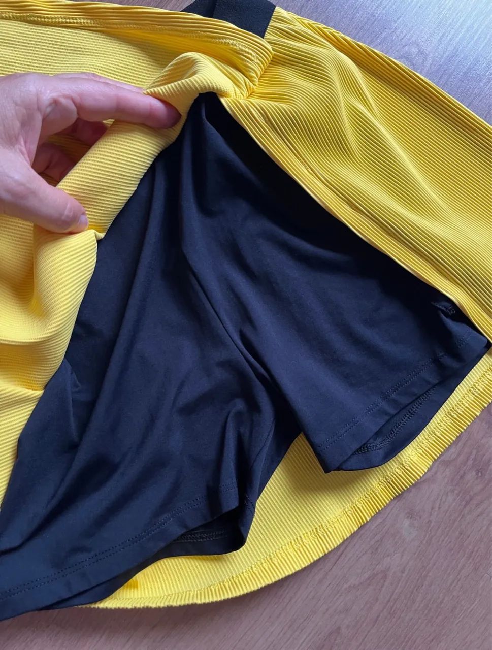 Saia short fitness Líquido amarelo e preto - P - Foto 2