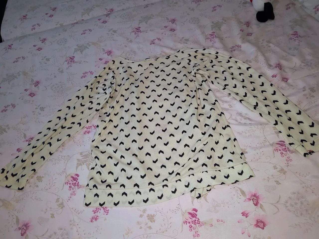 Blusa estampada com detalhes - Foto 2