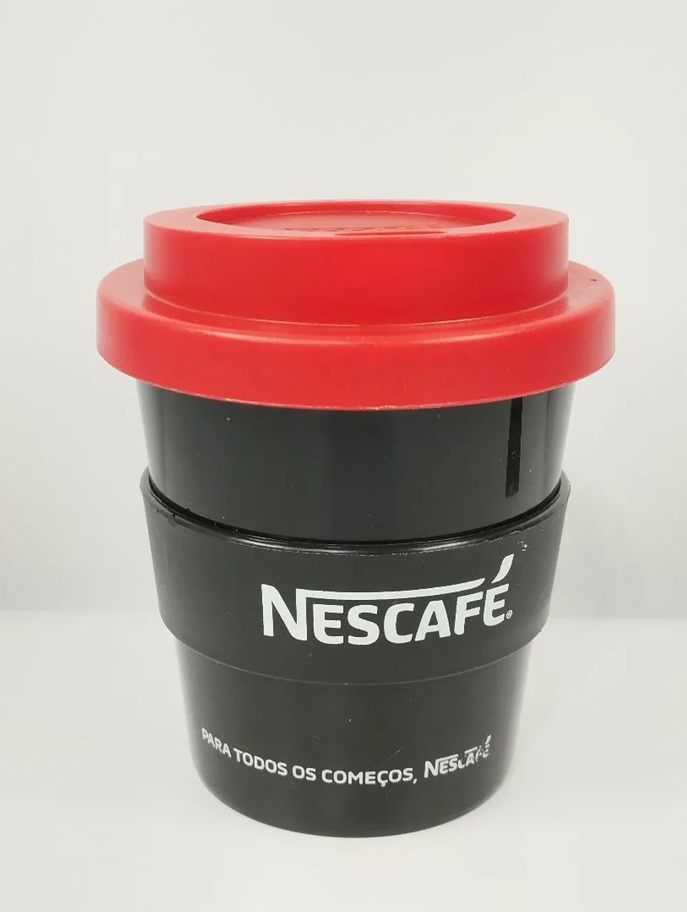 Copo de café Nescafé com tampa e bico dosador 