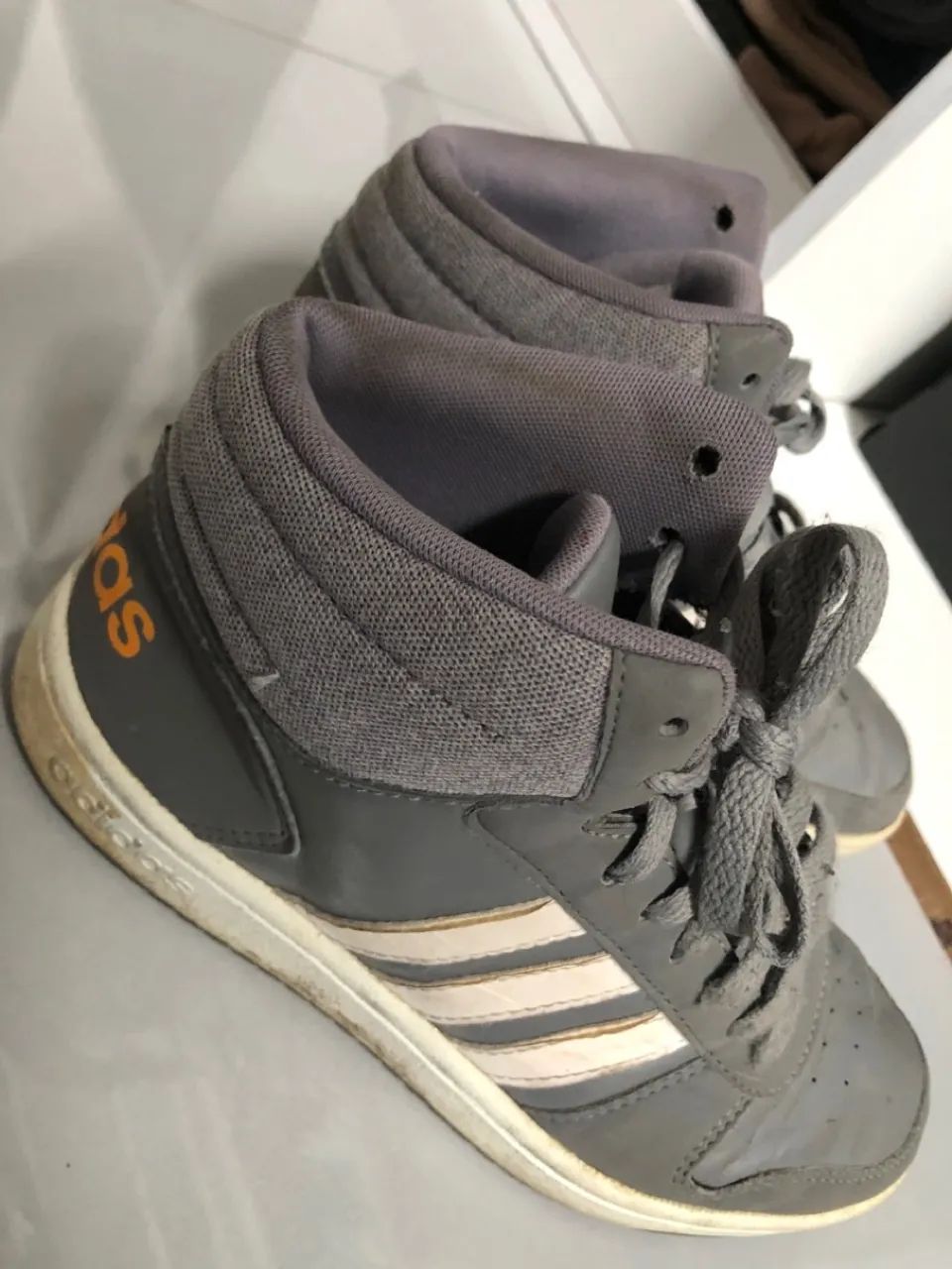 Tênis Adidas Cinza - Conforto e Estilo - Foto 2