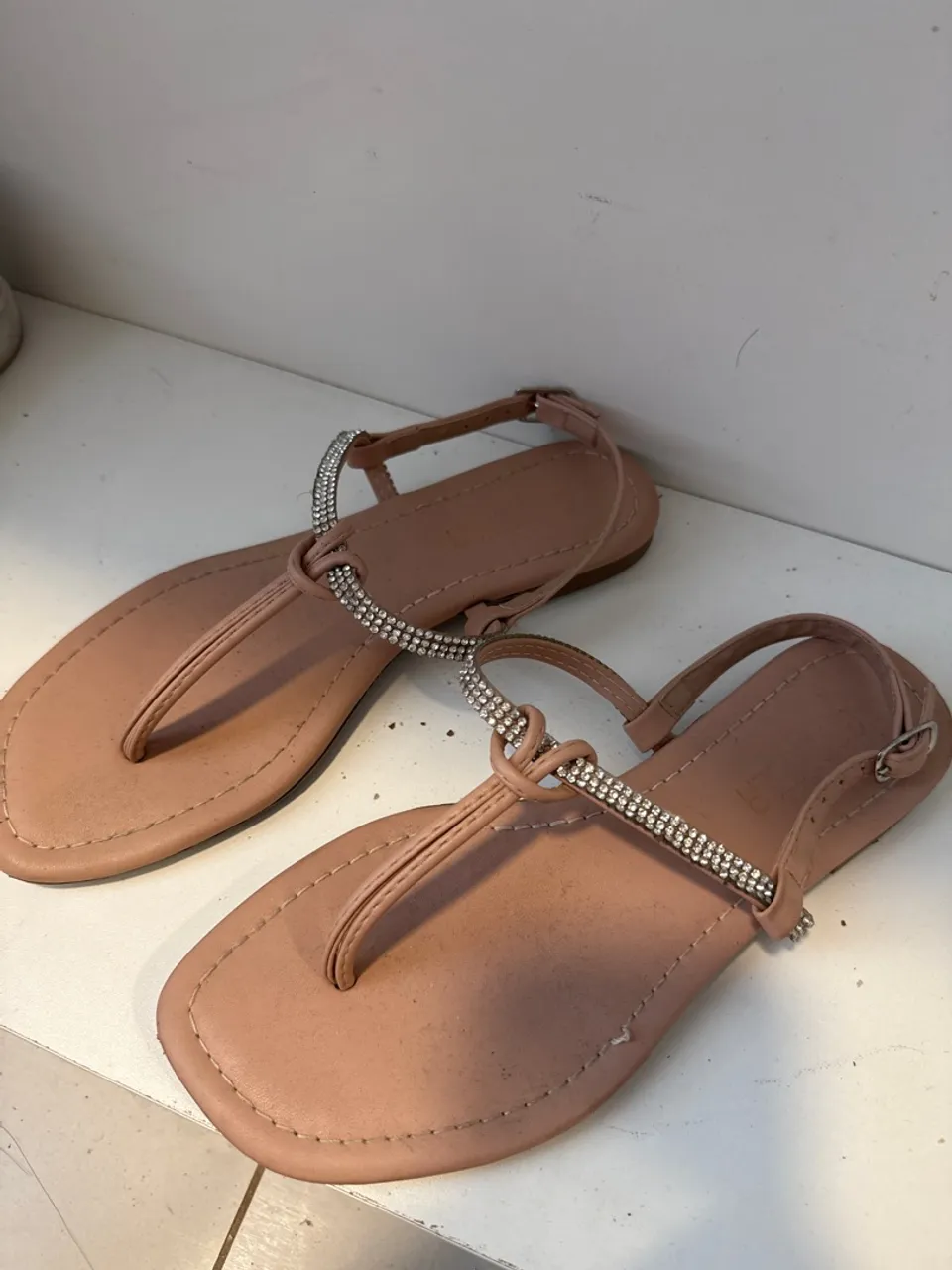 Sandália rasteirinha nude com detalhes em strass