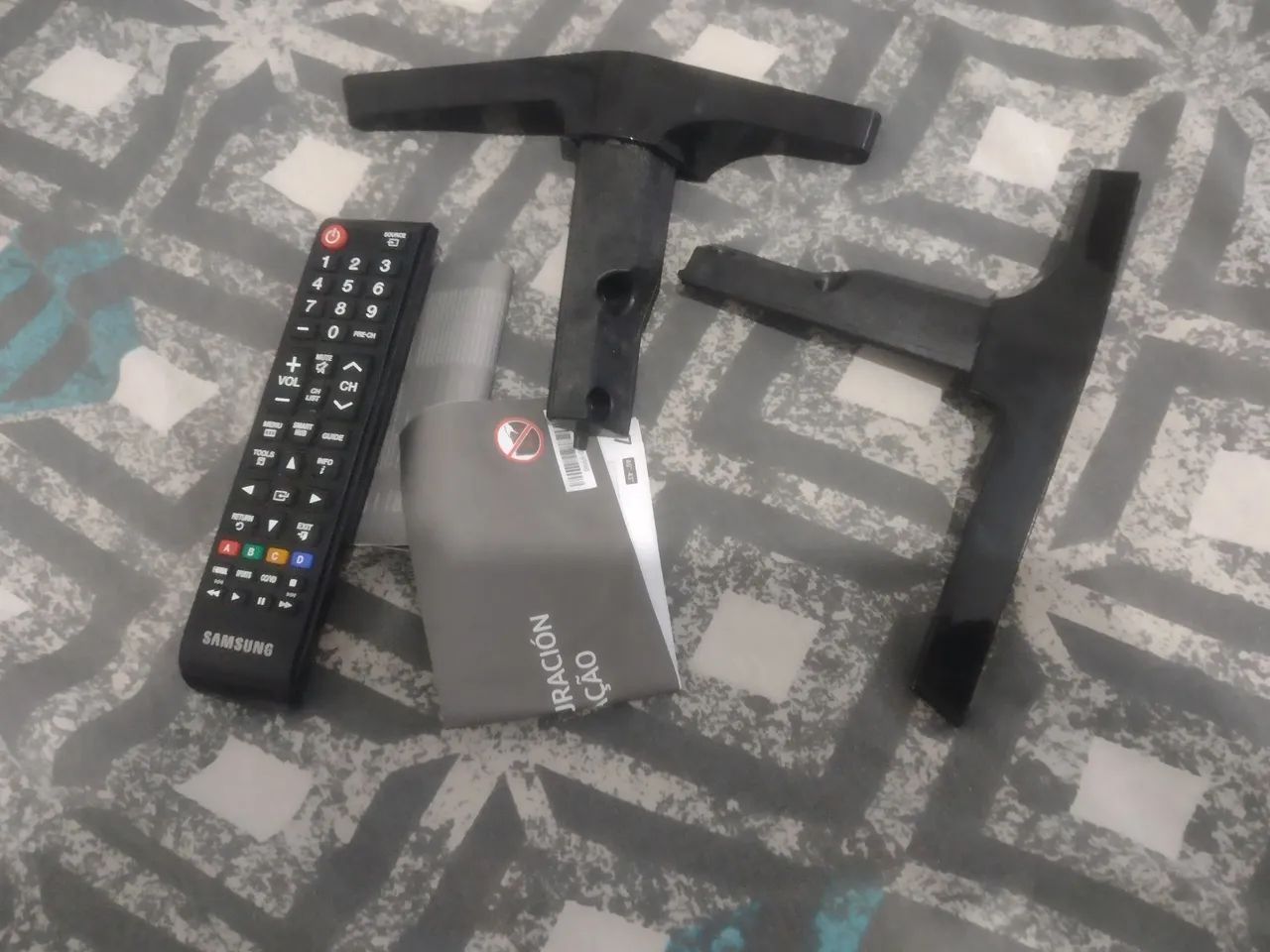 Vendo uma tv smart 40 polegadas da Samsung wi-fi Netflix YouTube pezinho controle - Foto 3